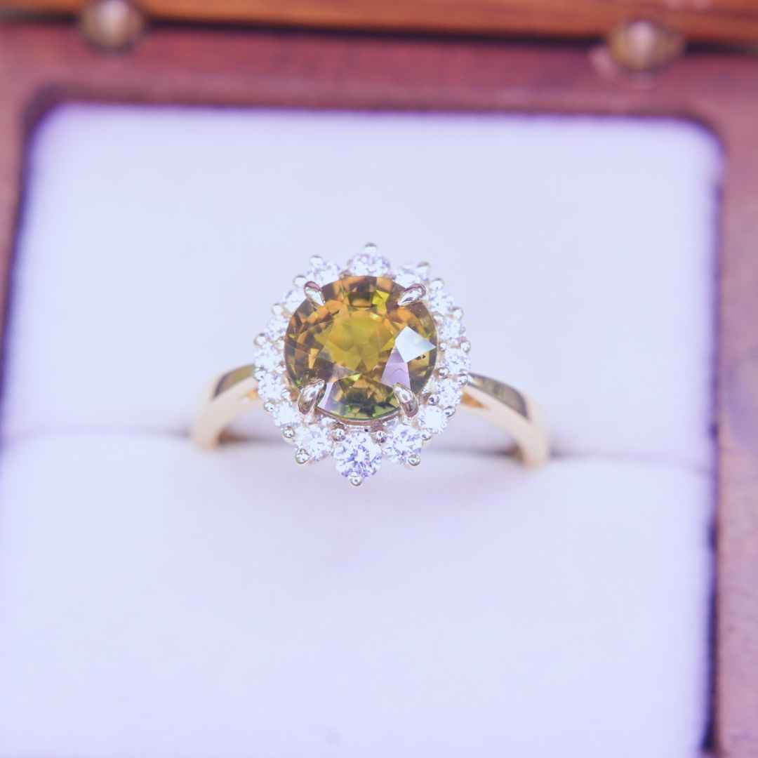 Lustrous Green-Yellow Sapphire & Diamonds Ring in 14K Yellow Gold