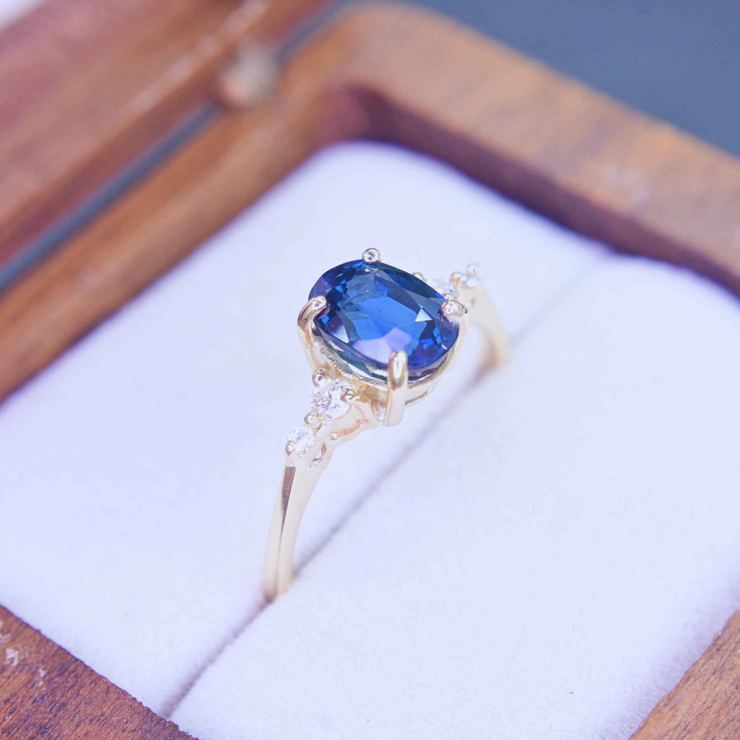 Oval Blue Sapphire Diamond Engagement Ring in 14K Yellow Gold – Natural Sapphire & Diamonds