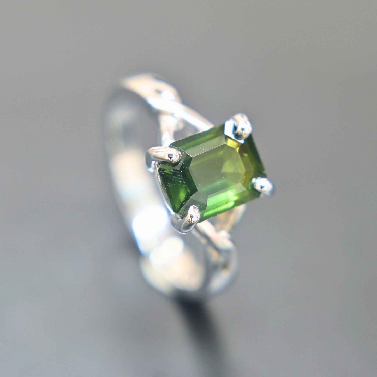 Verdant Grace – Emerald-Cut Green Sapphire Ring 18K