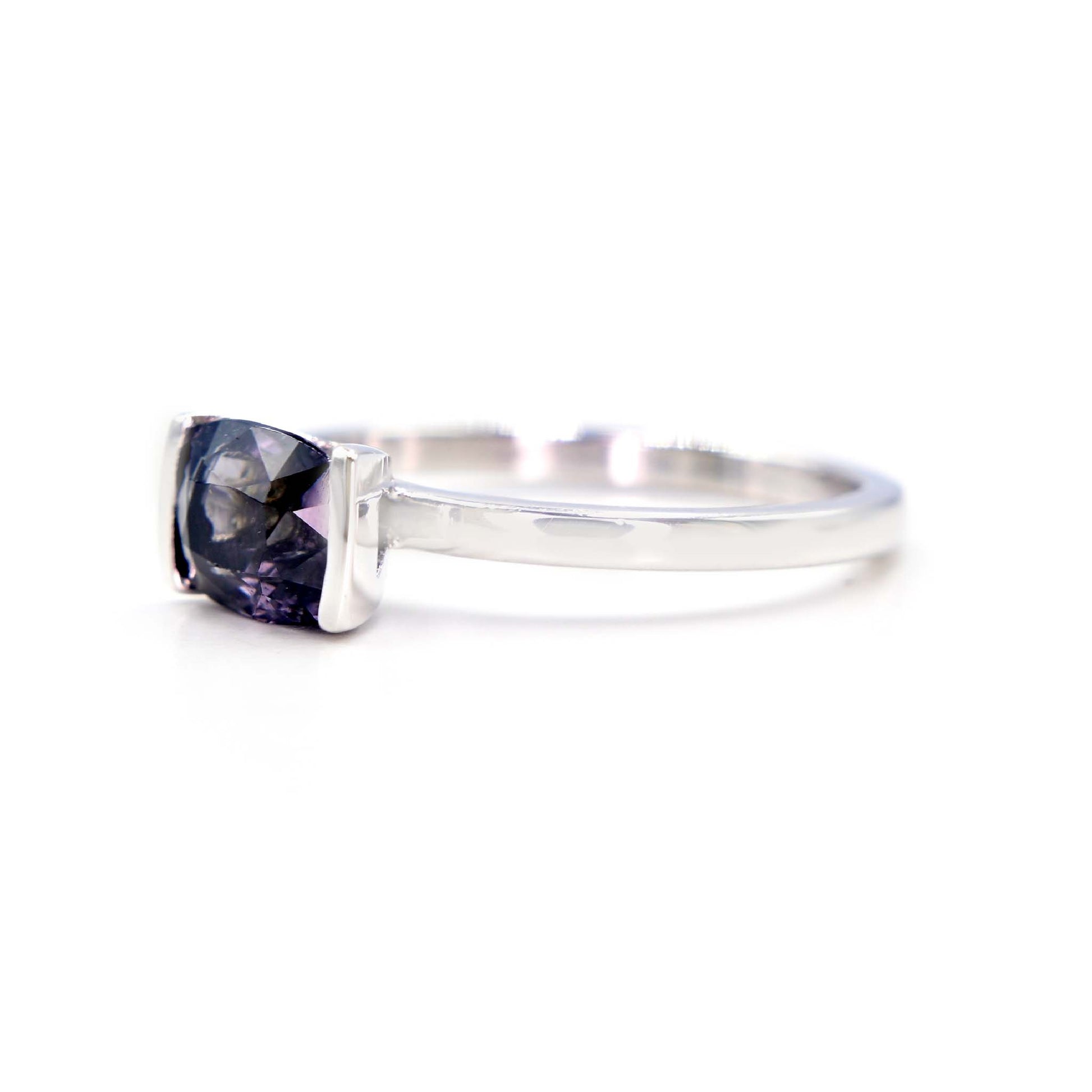Natural and unheated spinel ring 