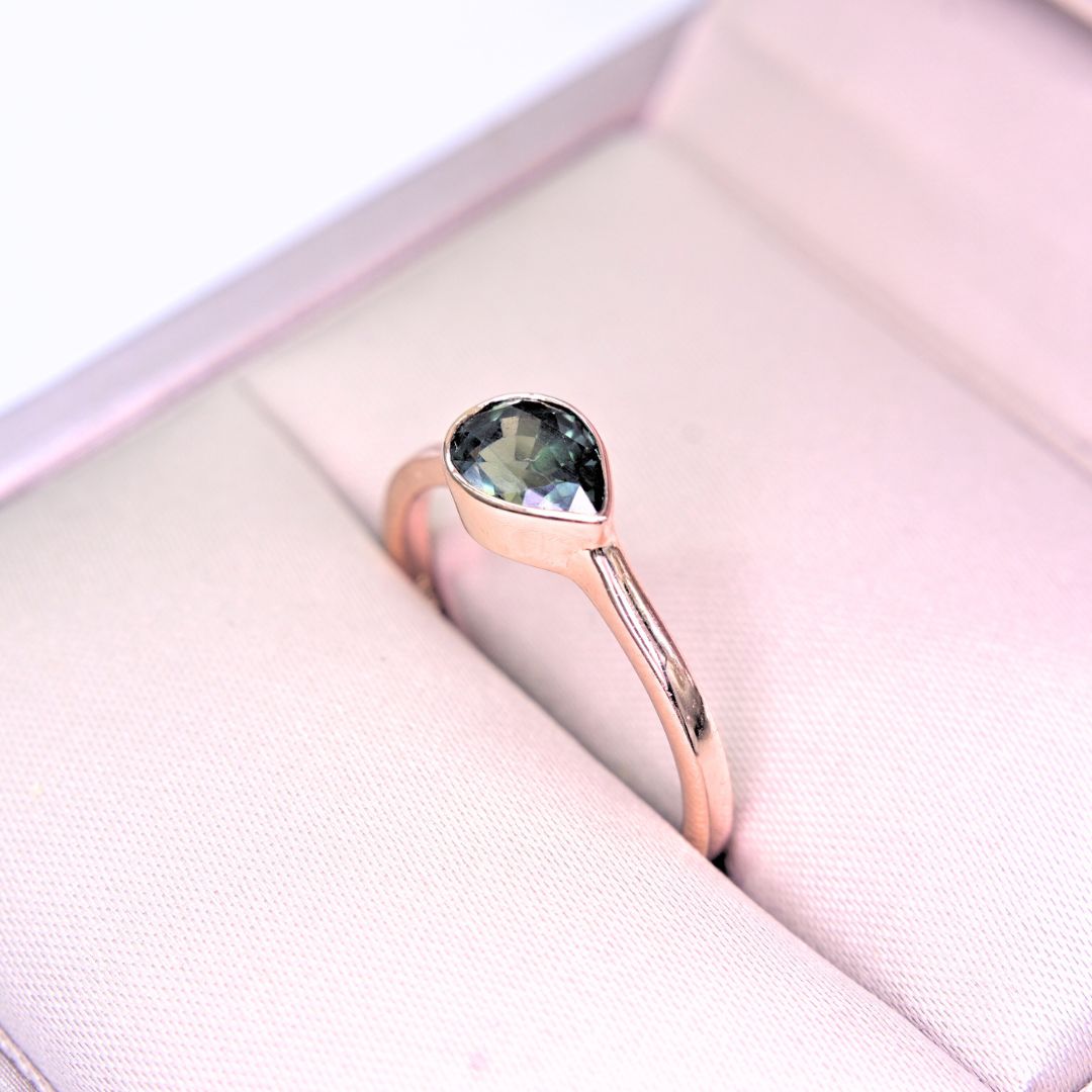 The Vertflair - Green Sapphire Ring in 18K Rose Gold