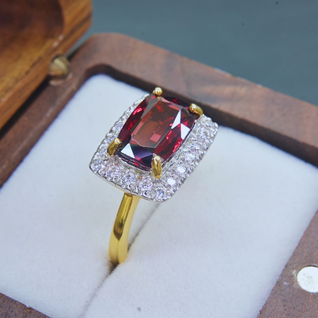 Unique handmade gemstone ring in 18K gold with Garnet and Moissanites
