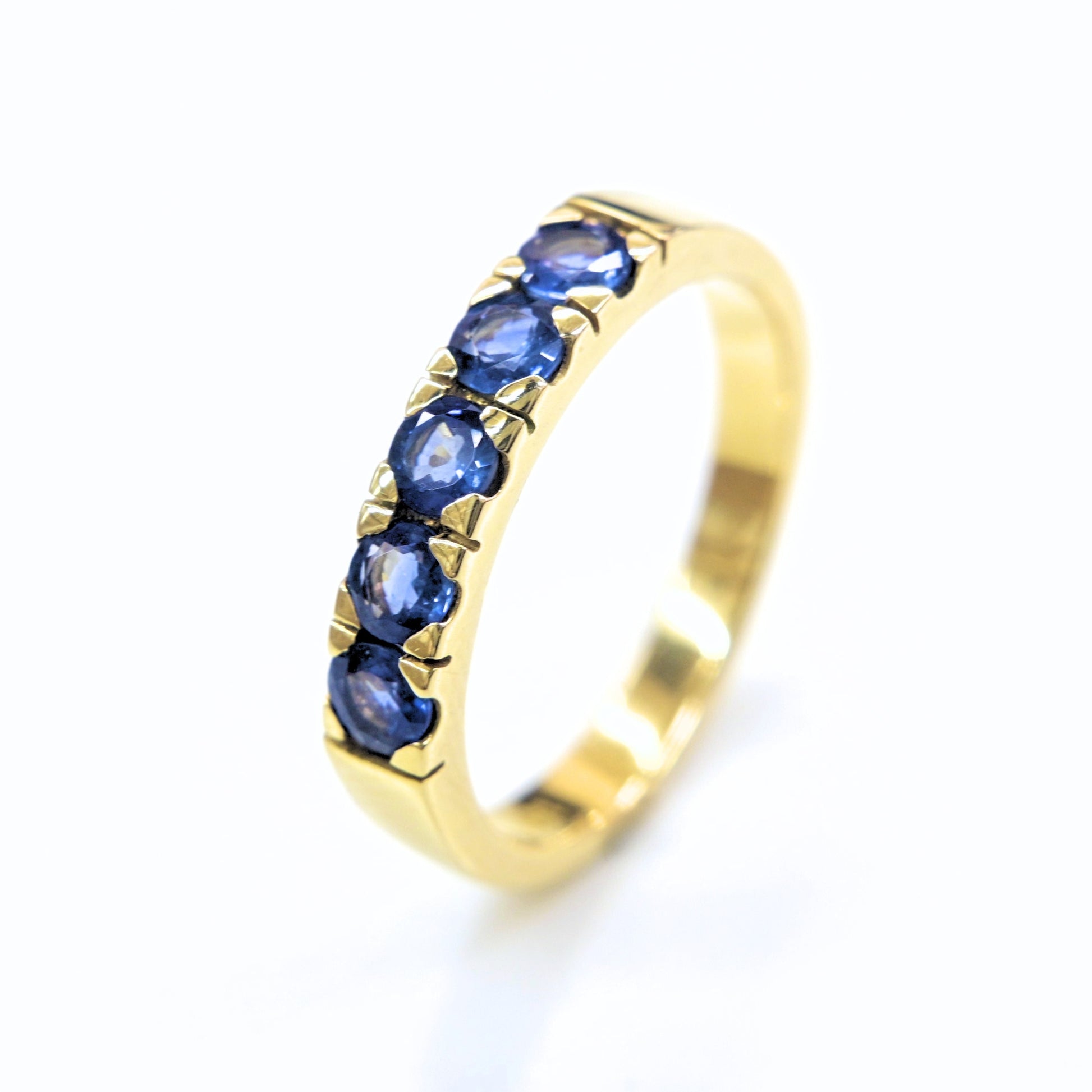 Natural blue sapphire band ring in 18K gold handcrafted in Chiang Mai