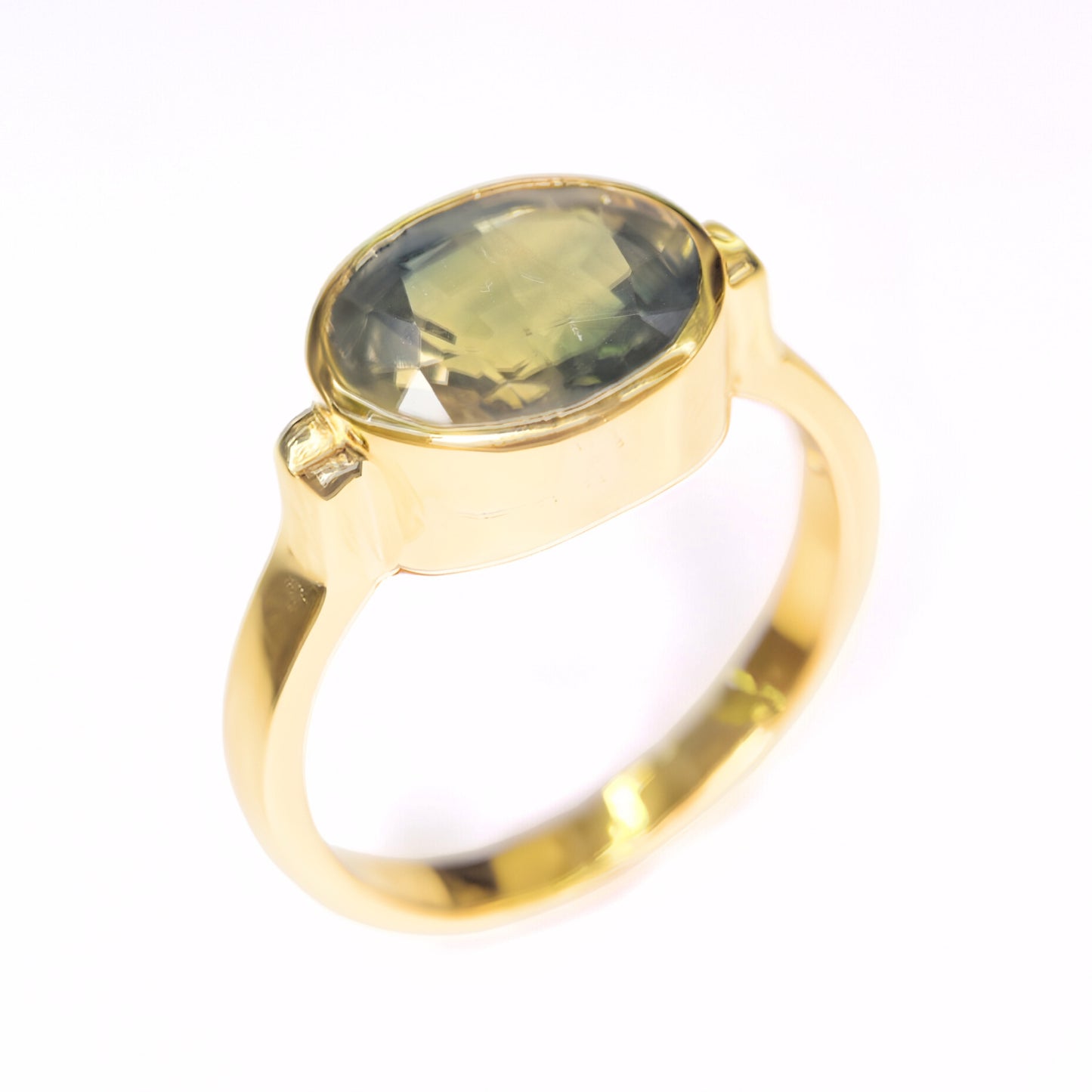 Luxury 14K gold ring featuring a large 3.70 carat green sapphire gemstone