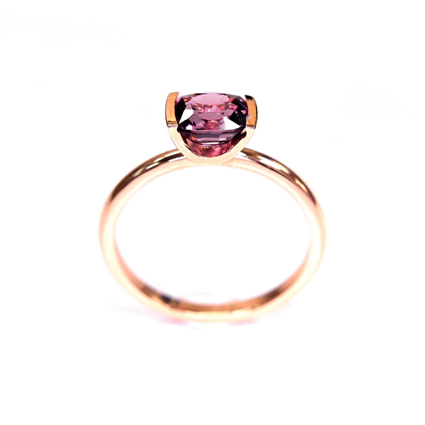 Beautiful unheated spinel ring in an contemporary design