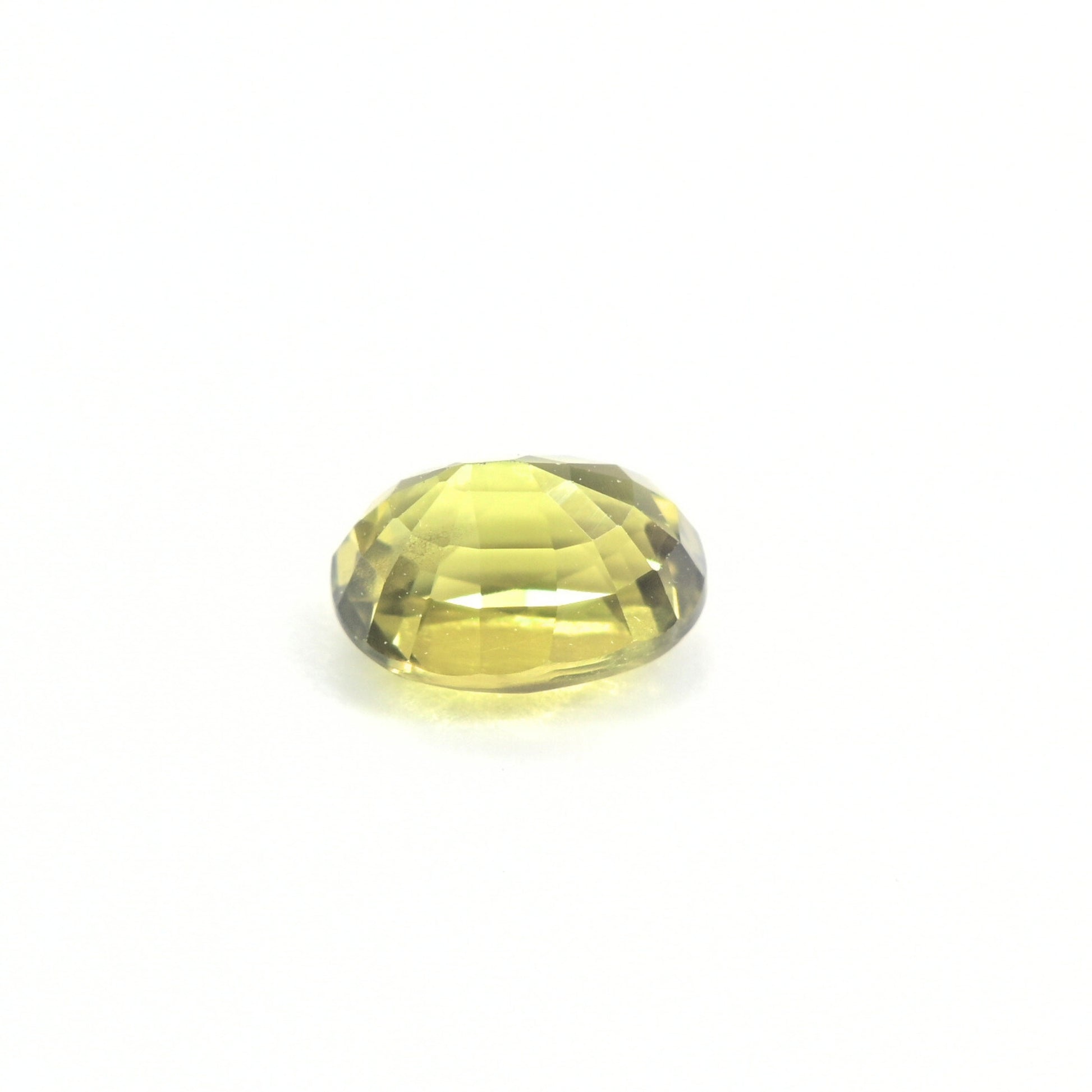 Natural green sapphire 1.34 ct oval cut close-up