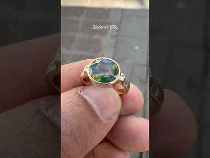 A natural green sapphire, alive with golden-green fire 🌿
Handcrafted in Chiang Mai and set in solid 14K gold — where tradition meets timeless elegance.