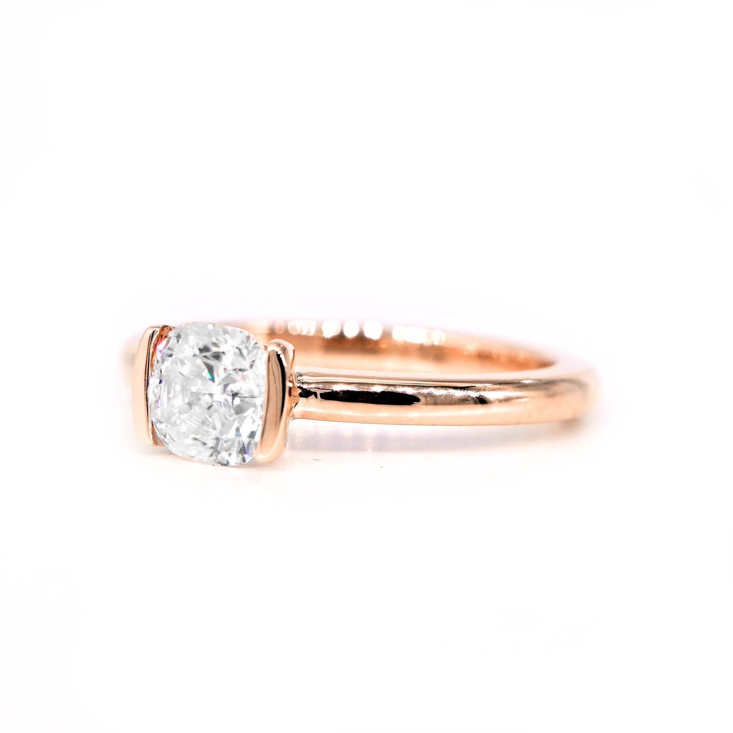 Cushion cut engagement ring in 14k rosegold