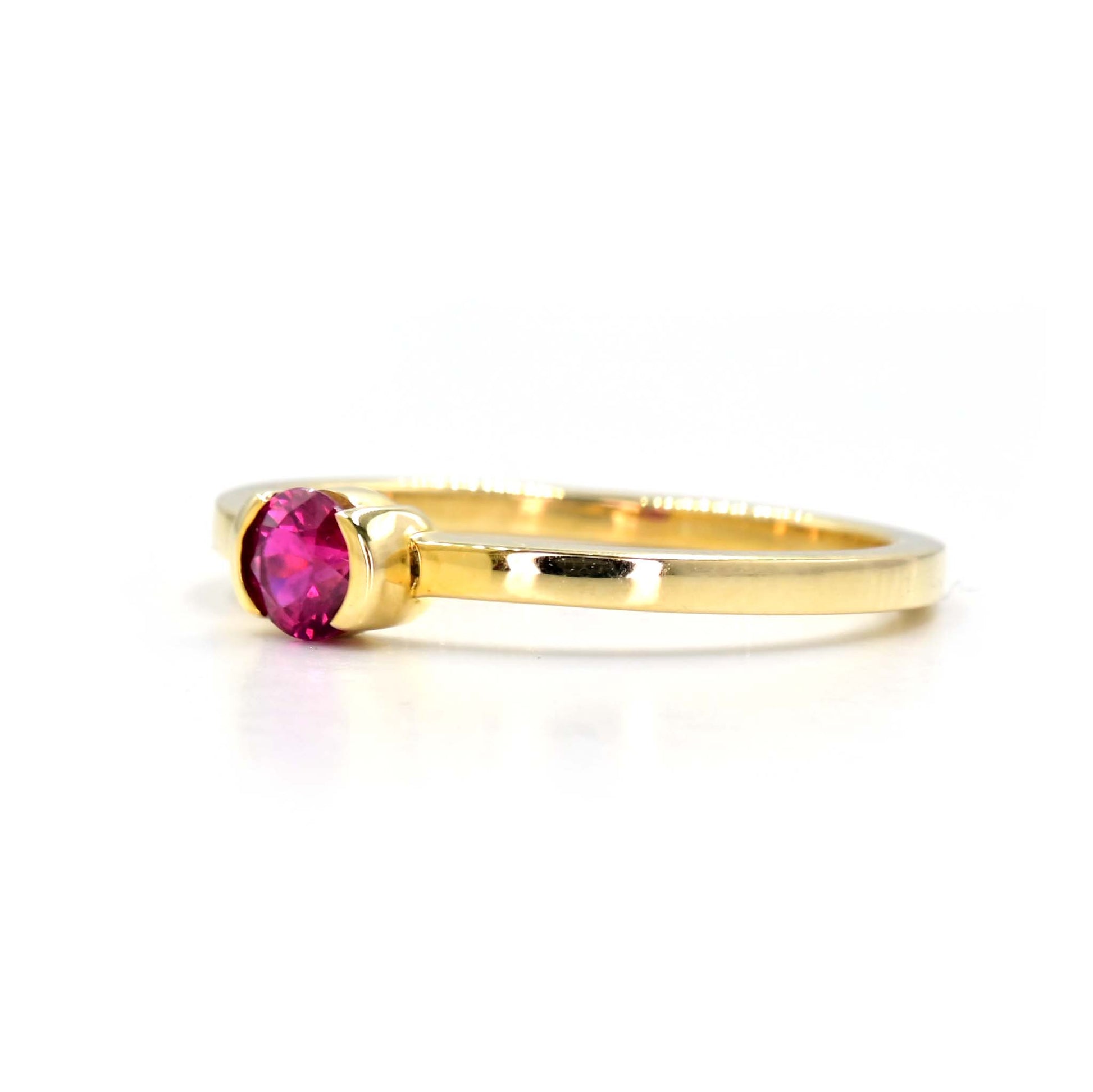 Natural ruby ring in yellow gold from Chiang Mai, Thailand