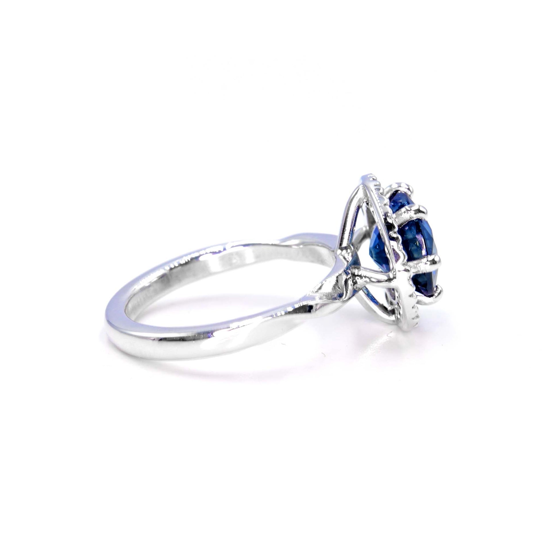 Unique sapphire ring in 18K white gold, handcrafted with oval sapphire and diamond accents