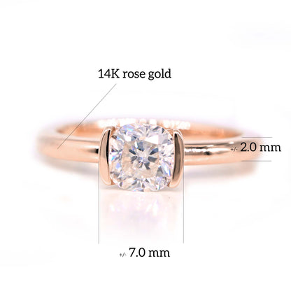 Details of our rosegold engagement ring with cushion cut moissanite