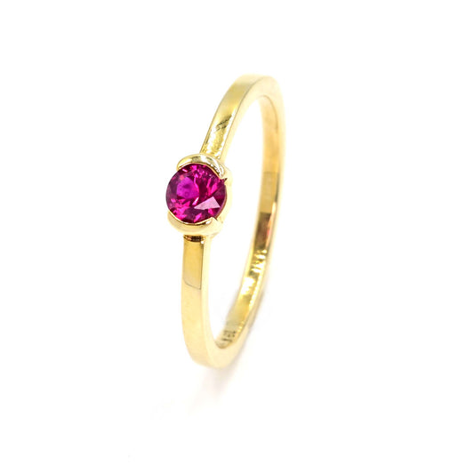 Half-bezel ruby ring in gold from Chiang Mai, Thailand